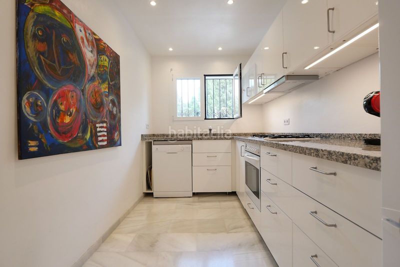 Foto c053ecd6-e8ac-424f-9fde-84e3637c09bf. Casa adossada amb aparcament piscina a Cabopino - Artola Marbella