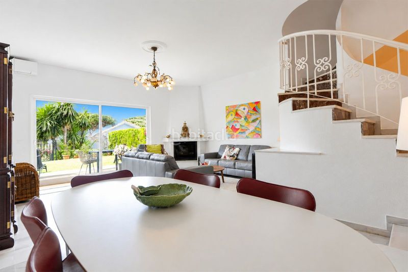 Foto e3f61e71-e5ef-48f0-b6e4-a24a5c075f75. Casa adossada amb aparcament piscina a Cabopino - Artola Marbella