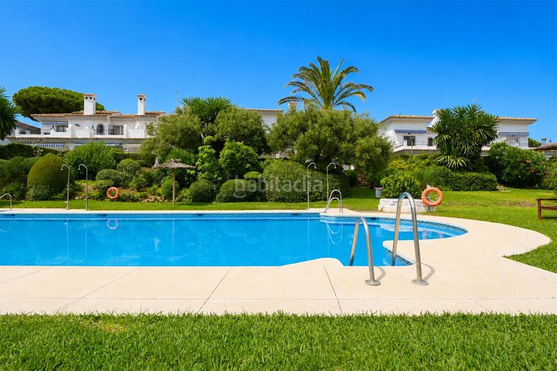 Foto f0977d50-6eb0-48ab-9576-3ba4f5b5cc84. Casa adossada amb aparcament piscina a Cabopino - Artola Marbella