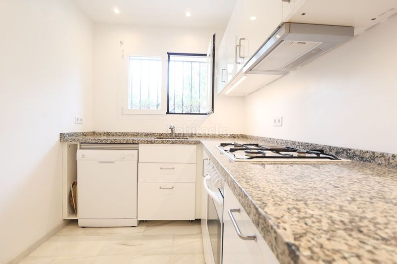 Foto f1398691-d828-453f-a99d-8143dfbfefaa. Casa adossada amb aparcament piscina a Cabopino - Artola Marbella