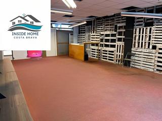 Local commercial à Centre. Gran local comercial céntrico con salida de humos y patio