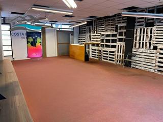 Local Comercial a Centre. Gran local comercial c�ntrico con salida de humos y patio