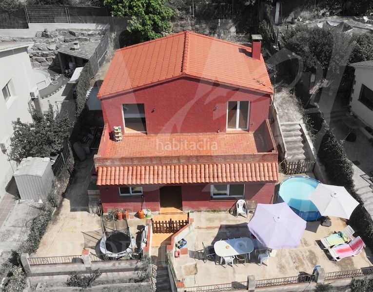 Foto 891dd867-2828-42e7-9b15-741f9738cf19. Casa amb xemeneia a Sant Feliu de Codines