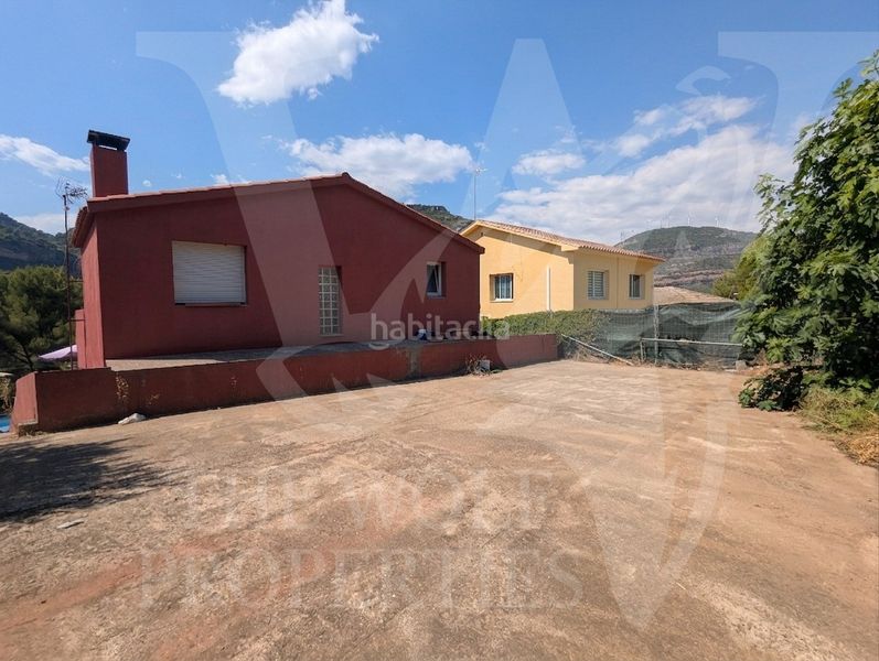 Foto c0694a0d-03f2-4ad6-839c-47fbfd676070. Casa amb xemeneia a Sant Feliu de Codines