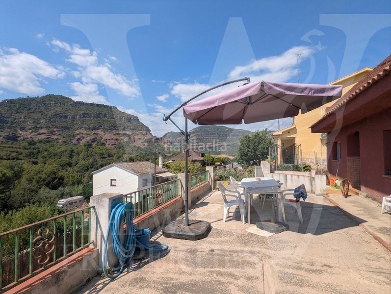 Foto ddcd29d8-8fbd-4d8f-84b7-e43cc191ed14. Casa amb xemeneia a Sant Feliu de Codines