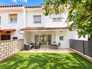 Casa adossada  Carrer de puig i cadafalch. Casa adosada de 194 m² con 4 habitaciones, jardín privado y gara