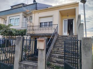 Maison jumelée  Rúa bienvenido arias. Casa con finca , terraza y garaje en larouco, entre viñedos