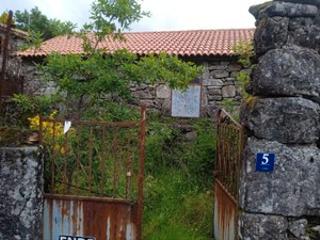 Casa a Covelo (O). Casita con jardín para rehabilitar