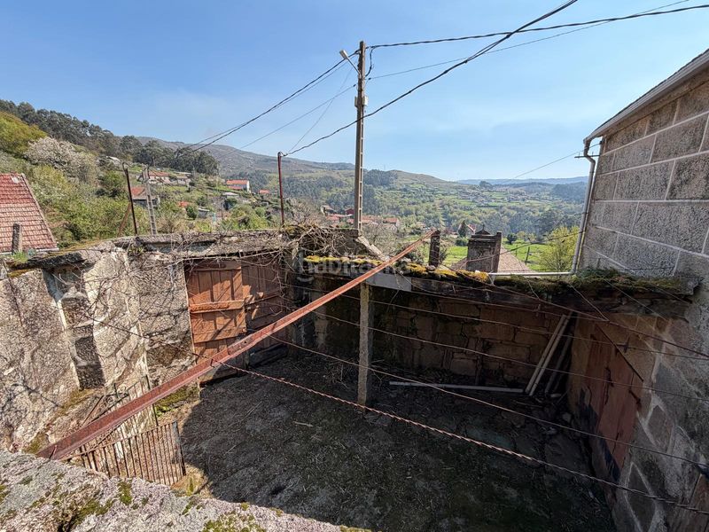 Foto 161db7ab-c1de-4ad9-aadc-d771557a2953. Casa aparellada a Covelo (O)