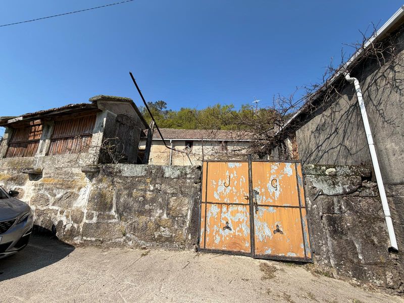 Foto 1a8c64e9-a68d-4ce5-9a8e-4c86ff442ad0. Casa aparellada a Covelo (O)