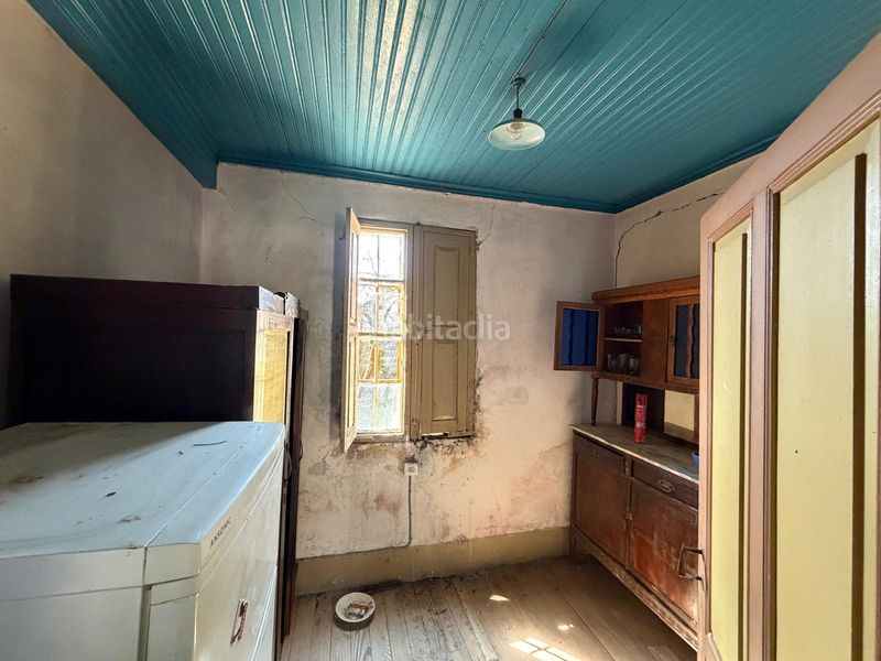 Foto 266d3985-eeef-45e3-831e-584d3427bda6. Casa aparellada a Covelo (O)