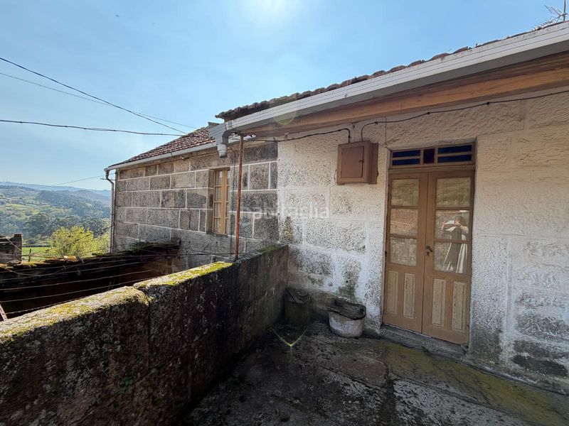 Foto 4ecf723f-ce82-4f0e-ba7d-6451c2c0b49c. Casa aparellada a Covelo (O)