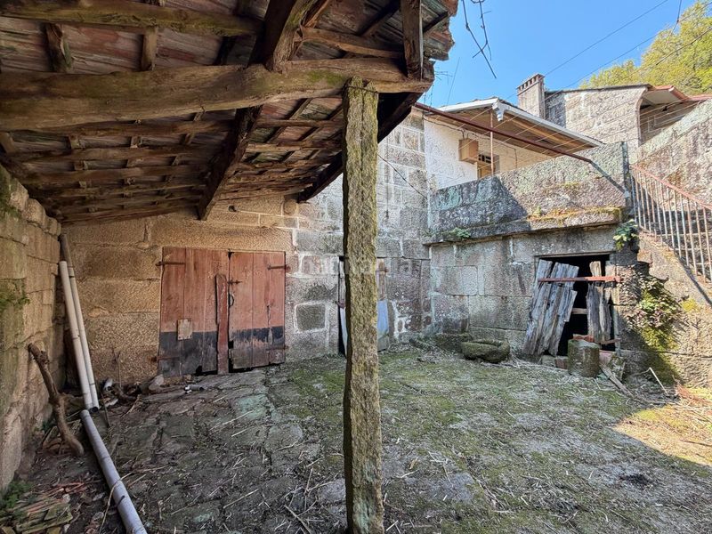 Foto 5778ea13-cde8-41f7-97ba-32d054b47df9. Casa aparellada a Covelo (O)