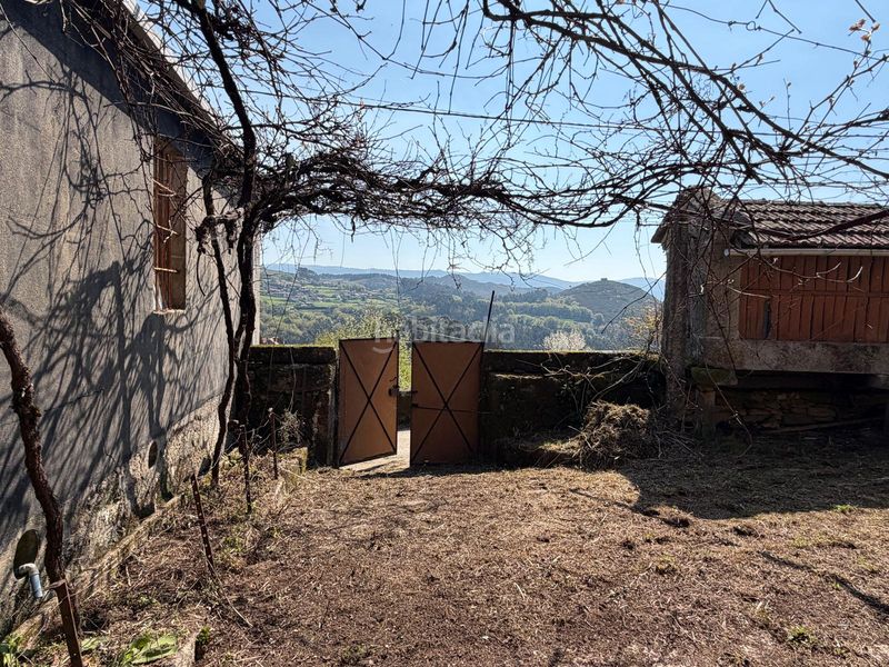 Foto 7e336d39-ae9a-4c4e-952d-adc8bb226b47. Casa aparellada a Covelo (O)