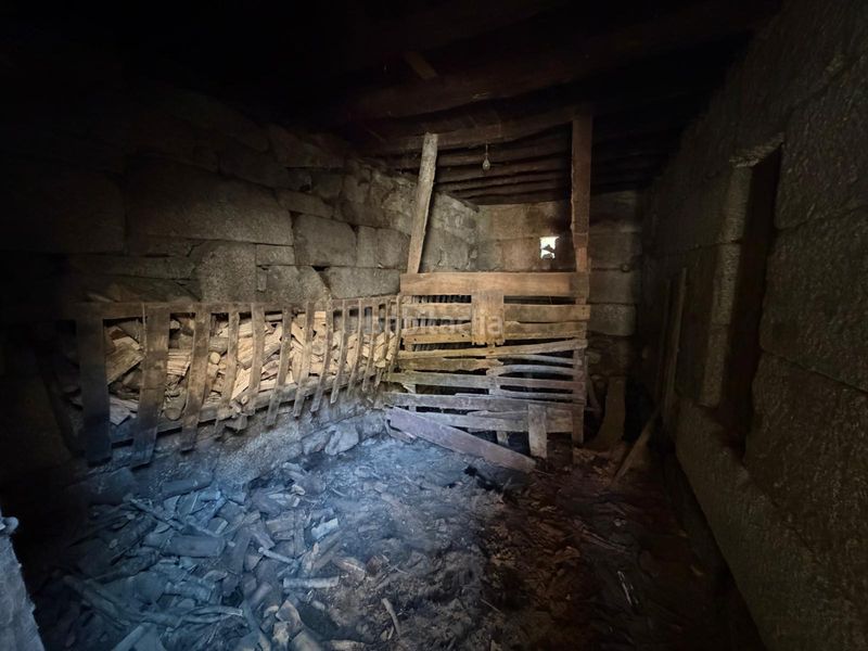 Foto a2de6067-f163-4159-9e7e-78f935af3945. Casa aparellada a Covelo (O)