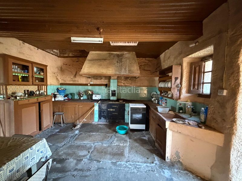 Foto dca4df98-feb3-42dc-adc6-9117a0eb3260. Casa aparellada a Covelo (O)