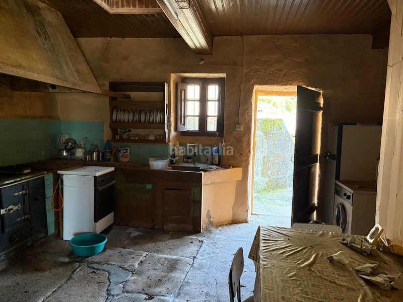 Foto fa87397f-f7e6-45b6-a820-0ee2050a1ce0. Casa aparellada a Covelo (O)