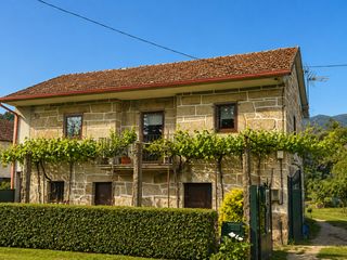 Chalet à Arbo. Preciosa casa rural independiente lista para vivir entre cañiza