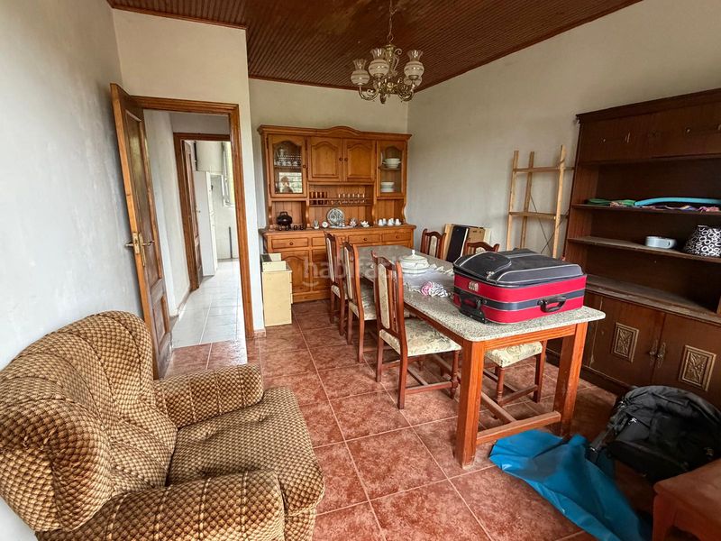 Foto 3ca86de0-b5a7-49c0-b140-a39137eaf85e. Casa aparellada amb xemeneia a Cartelle