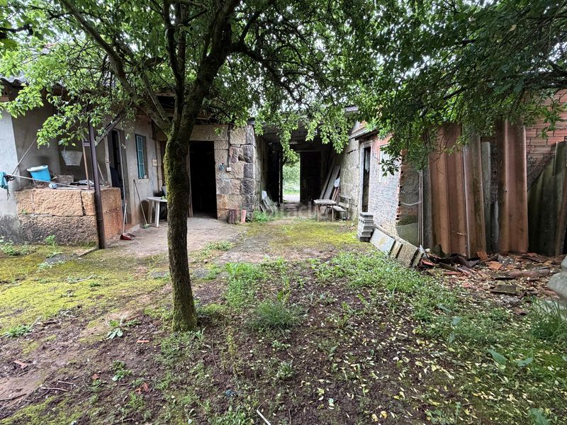 Foto ad1040ec-8d47-4e86-ae23-e38e20a97fa3. Casa aparellada amb xemeneia a Cartelle