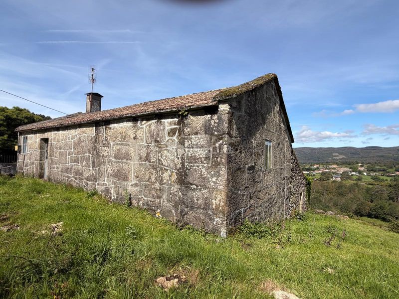 Foto 02299f21-1b2d-45c1-9d53-ee26d556d2ac. Casa amb aparcament a Covelo (O)