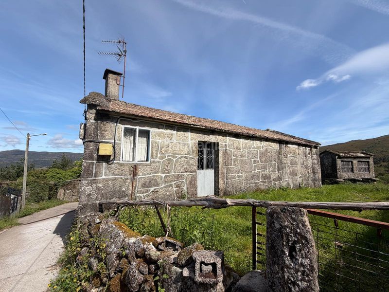Foto 4f0570a7-3635-43aa-b29c-127a52dbcbc0. Casa amb aparcament a Covelo (O)