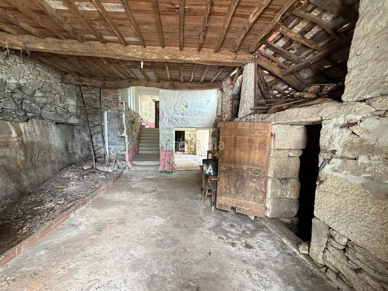 Foto fcee4d6c-4fbf-4e2c-8577-cbb3f338d157. Casa aparellada a Marín