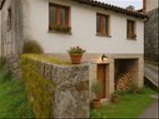 Casa a Covelo (O). Casa de piedra con hórreo