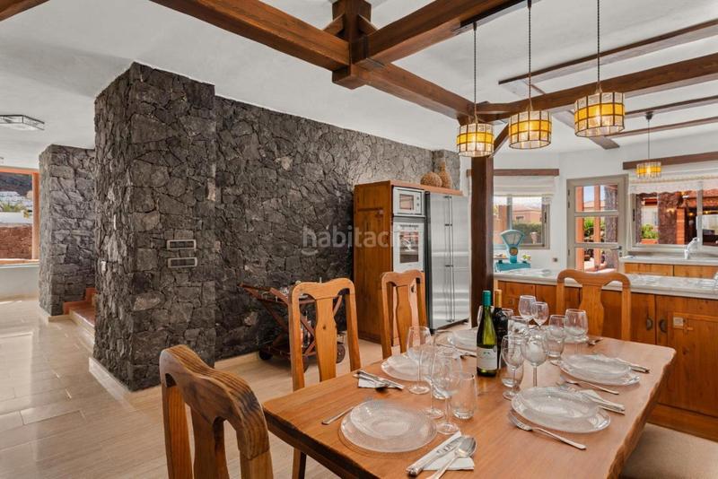 Foto 2379f7fe-1b2d-4fb8-bad6-3e32b2ba3d6b. Maison avec cheminée parking piscine dans Playa Fañabé Alto Adeje