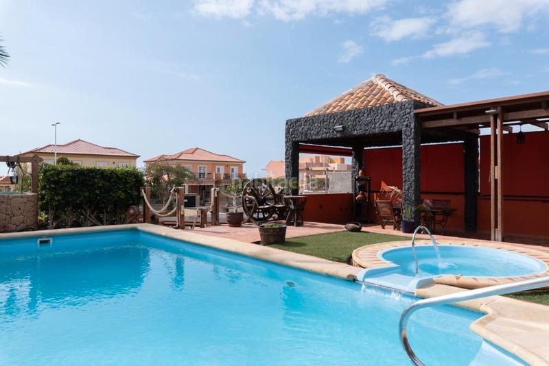 Foto d5c36de6-cfb6-4239-b863-740a3e819252. Maison avec cheminée parking piscine dans Playa Fañabé Alto Adeje