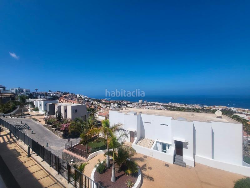 Foto c542566a-313f-4bdb-a9fa-53b4f279c650. Casa aparellada a calle noruega 4 a San Eugenio Alto Adeje