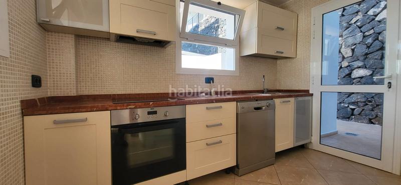 Foto 7184442b-1d5f-48dd-b551-621f63fb4759. Casa pareada en calle noruega 4 en San Eugenio Alto Adeje