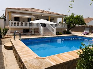 Haus in Montroi / Montroy. Villa independiente con piscina, jardín mediterráneo y una espec