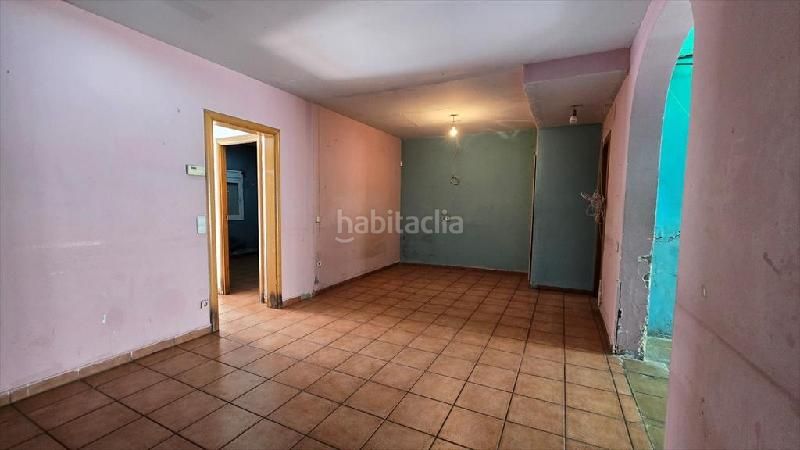 Foto 0792f4f8-54aa-429f-a27f-2523f3f9e2d8. Casa aparellada a El Pedró Cornellà de Llobregat