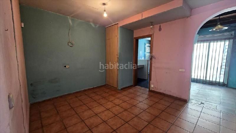 Foto 9cf8c521-0374-4041-9ff2-ab099f73042c. Casa aparellada a El Pedró Cornellà de Llobregat