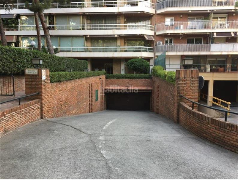 Foto f921084b-cd48-4a88-be5e-17b92a27f649. Parking voiture dans Barri de les Corts Barcelona