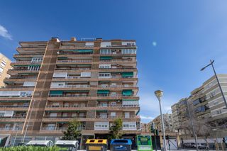 Location Appartement à Calle arabial 16. Vive en arabial junto a neptuno y recogidas