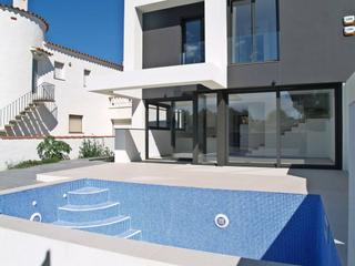 Casa a Requesens. Nueva casa  de estilo moderno en venta empuriabrava   d