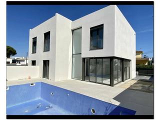 Casa a Requesens 114. Casa en construcción de estilo moderno a la venta en empuriabrav