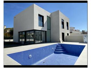 Casa a Requesens. Moderna casa en construcción con piscina a la venta en empuriabr
