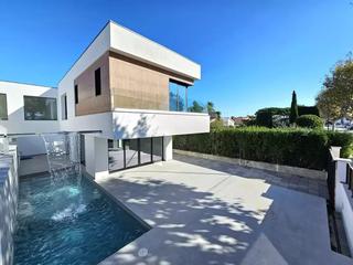 Casa a Requesens. Hermosa casa nueva en empuriabrava con piscina y estilo moderno