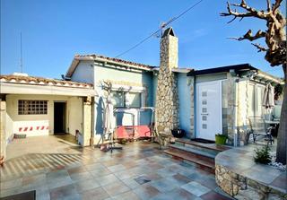 Casa a Carlit. Casa reformada con garaje y jardín a la venta empuriabrava
