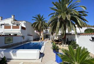 Casa a Llobregat 41a. Casa al canal ancho con piscina a la venta en empuriabrava