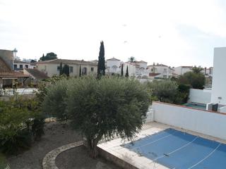 Casa a Norfeu 9. Gran terreno al canal de 1000 metros con dos casas a la venta em