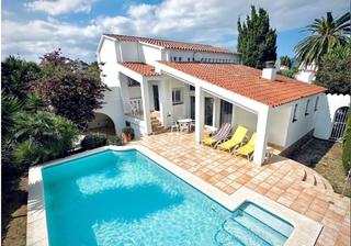 Casa a Requesens. Casa con piscina y garaje cerca del centro en empuriabrava
