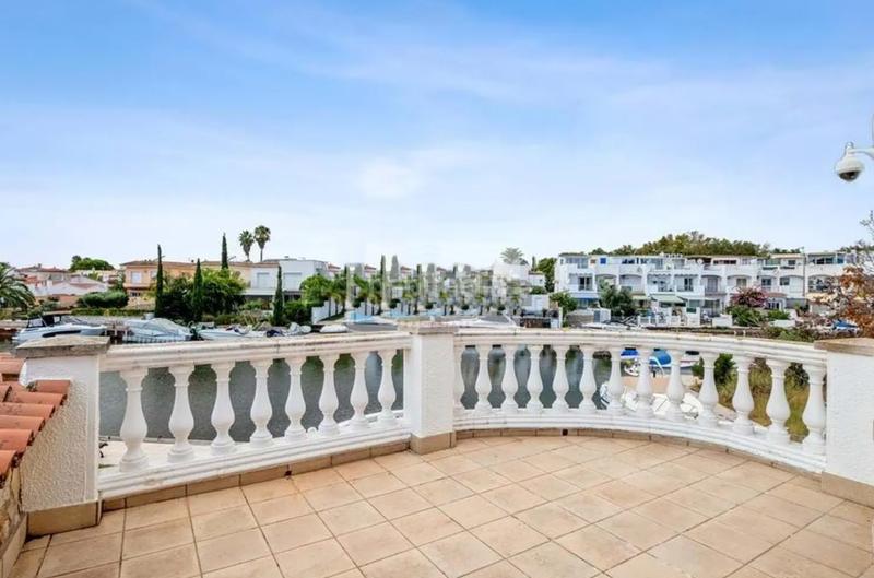 Foto 076595b2-9517-4182-82dc-f0dea5245f9e. Casa en cap-ras 54 casa en venta con 25m de amarre en canal . tu sueño de vivir frente al agua puede hacerse realidad! en Empuriabrava