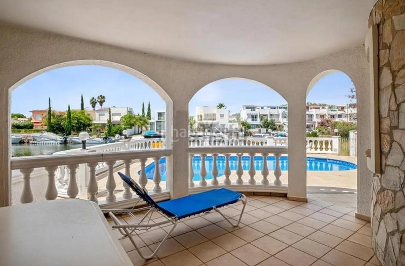 Foto a3f32e2c-393c-450f-b359-54b779c24fa7. Casa en cap-ras 54 casa en venta con 25m de amarre en canal . tu sueño de vivir frente al agua puede hacerse realidad! en Empuriabrava