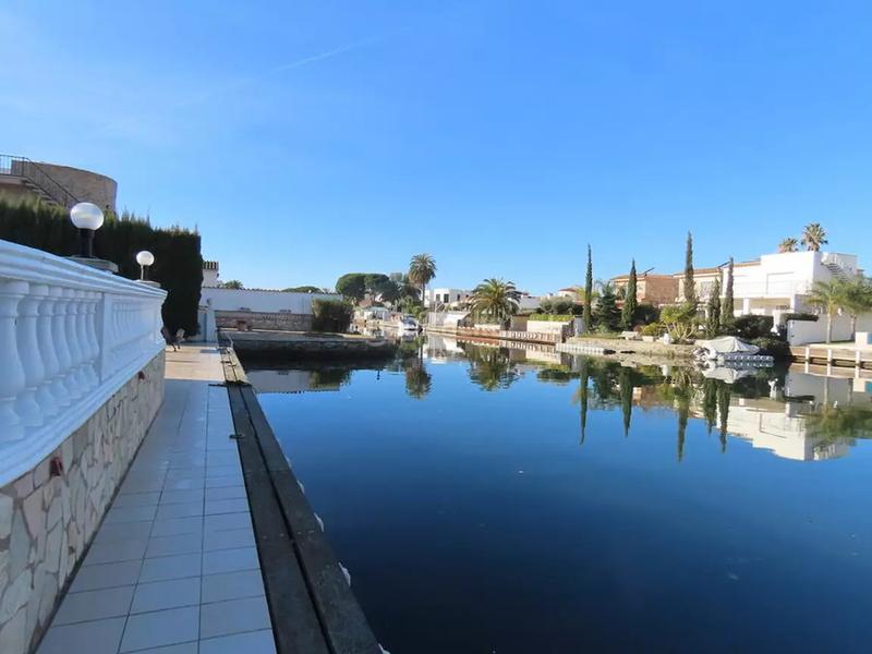 Foto eb5fbe4d-6b8c-4761-ab3a-4c1f240f3078. Casa en cap-ras 54 casa en venta con 25m de amarre en canal . tu sueño de vivir frente al agua puede hacerse realidad! en Empuriabrava