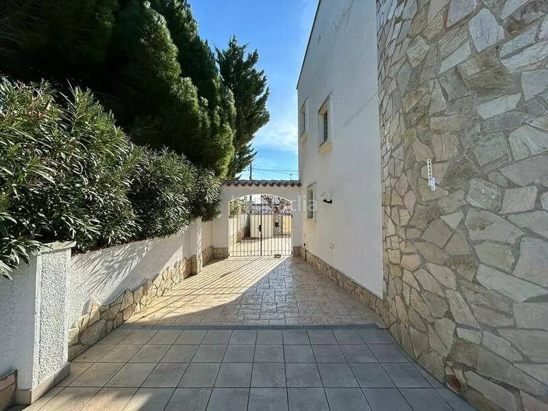 Foto efe7cbd2-8477-4b20-a6a7-559c03755230. Casa en cap-ras 54 casa en venta con 25m de amarre en canal . tu sueño de vivir frente al agua puede hacerse realidad! en Empuriabrava