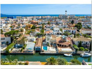 Casa a Falconera. Villa a la venta con amarre y piscina en sector falconera, empur